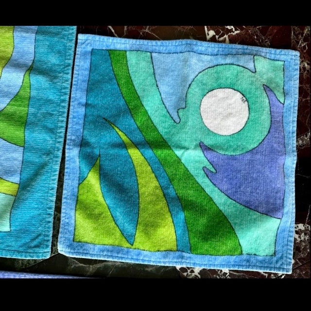 1970s Rare Vintage 1970s Emilio Pucci Italy Bath Towels 4 Pc Set Cotton Velour Velvet For Sale - Image 5 of 9