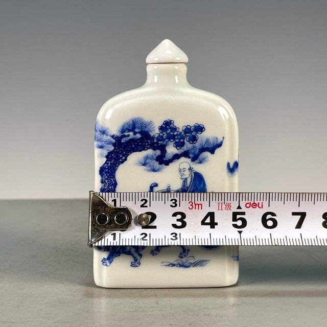 Chinese Vintage Blue & White Porcelain Snuff Bottle – Guiguzi Descending the Mountain Motif For Sale - Image 3 of 9