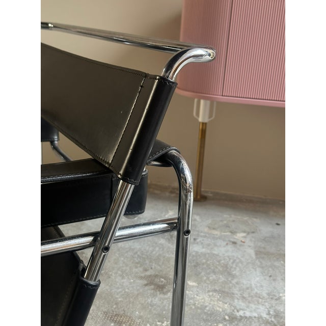 Wassily Armchairs in Black Leather by Marcel Breuer for Gavina, 1970s, Set of 2 For Sale - Image 9 of 15