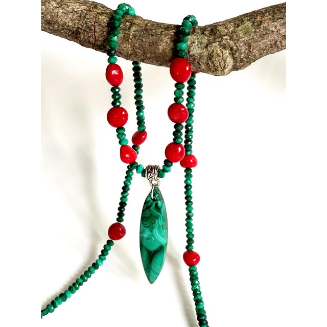 Artisan Genuine Malachite Necklace With Large Sculptural Pendant and Red Bamboo Seeds Detail For Sale - Image 9 of 17