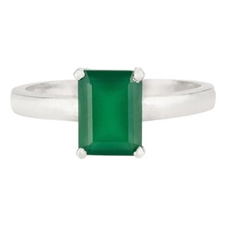 Contemporary 1.49 Ct Octagon Cut Green Onyx Solitaire Ring in Silver - Size 8.5 For Sale