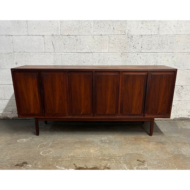 This low walnut sideboard by Jack Cartwright is a wonderful example of Founders’ craftsmanship. Featuring wonderful wood...