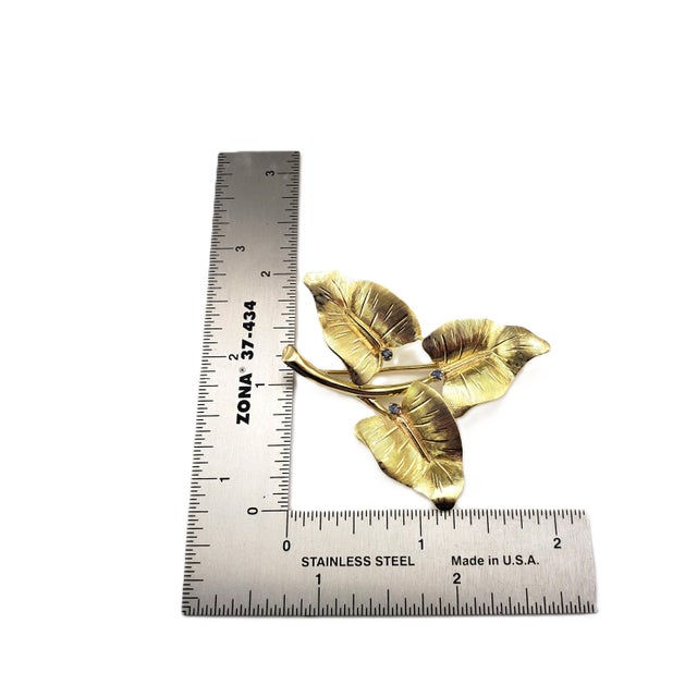 Mid 20th Century Tiffany & Co. 18 Karat Yellow Gold and Sapphire Leaf Brooch/Pin For Sale In New York - Image 6 of 7