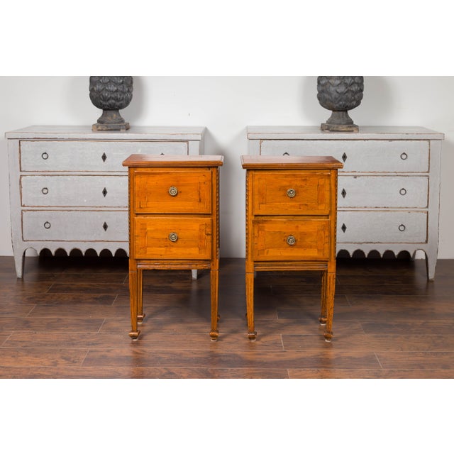 Early 19th Century Pair of 1820s Italian Neoclassical Carved Walnut Bedside Tables with Banding For Sale - Image 5 of 12