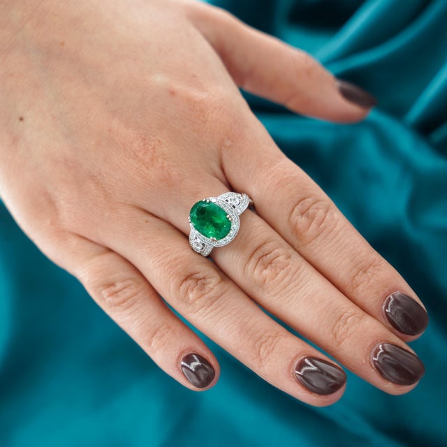 5.5 Carat Oval Cut Emerald & Diamond 18k White Gold Filigree Crossover Ring, Size 7.75 For Sale - Image 9 of 10