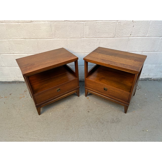 Mid 20th Century Pair of Mid-Century "Transit" Series Walnut Nightstands by Bassett, Attributed For Sale - Image 5 of 10