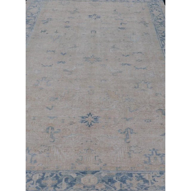 Antique Heriz rug in blue and creams with all over design. Keivan Woven Arts / rug EMB-9622-P13579, country of origin /...