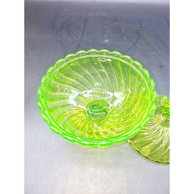 Antique Baccarat Bonbonnière in Uralin, in Flawless conditions. Designed before 1890