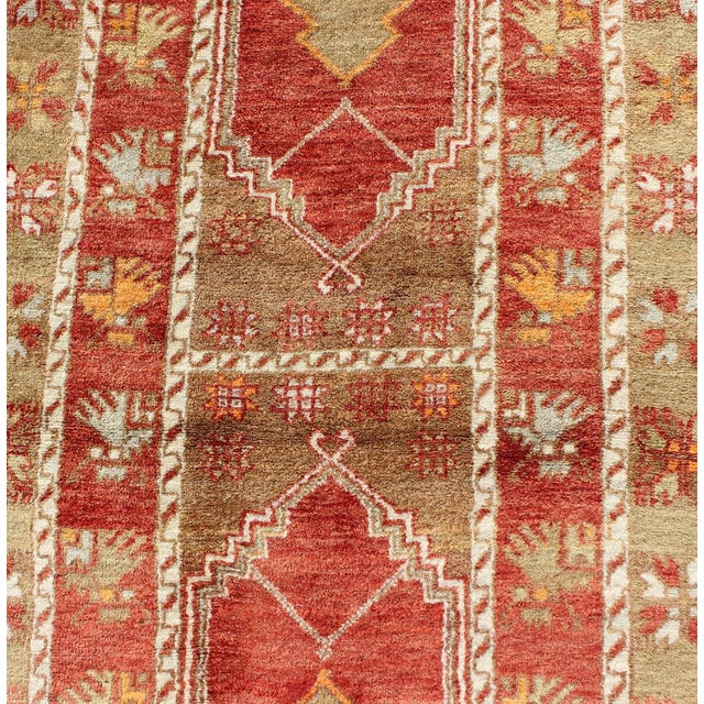 Red and Green Vintage Turkish Oushak Runner With Tribal Dual Medallions For Sale In Atlanta - Image 6 of 8