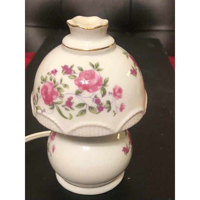1970s Mid-Century Modern Japanese Porcelain Cabbage Rose Accent Lamp by i.w. Rice For Sale - Image 4 of 6