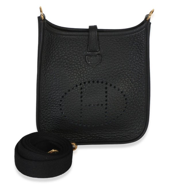 Designed in 1978 by Evelyne Bertrand, the Evelyne shoulder bag from Hermès has a distinctive aesthetic thanks to a...