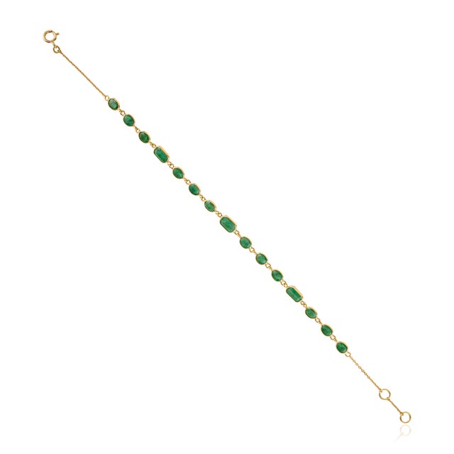 4.45 Ct Mix-Cut Emerald Modern Chain Birthstone Bracelet in 18k Yellow Gold For Sale - Image 4 of 17