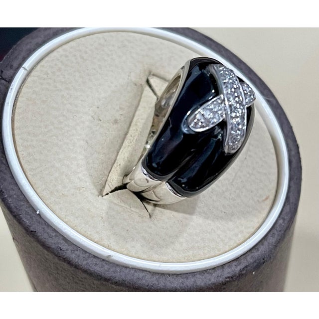 2010s 0.2 Carat White Diamond and Black Onyx XO Ring 18 Karat White Gold For Sale - Image 5 of 18