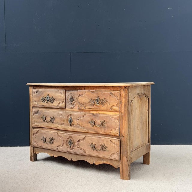 Parisian Chest of Drawers in Walnut, 19th Century For Sale - Image 12 of 16