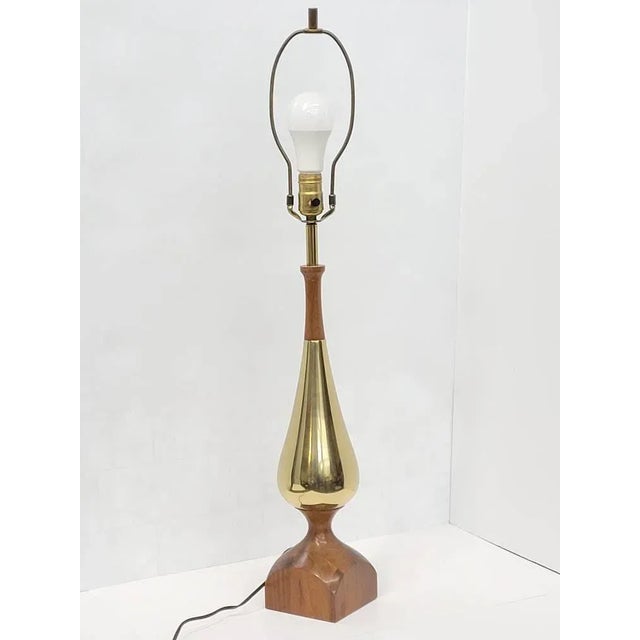 Laurel Lamp Company Mid-Century Laurel Walnut & Gold Chrome Table Lamp • Sculptural Teardrop Brass Lamp For Sale - Image 4 of 12