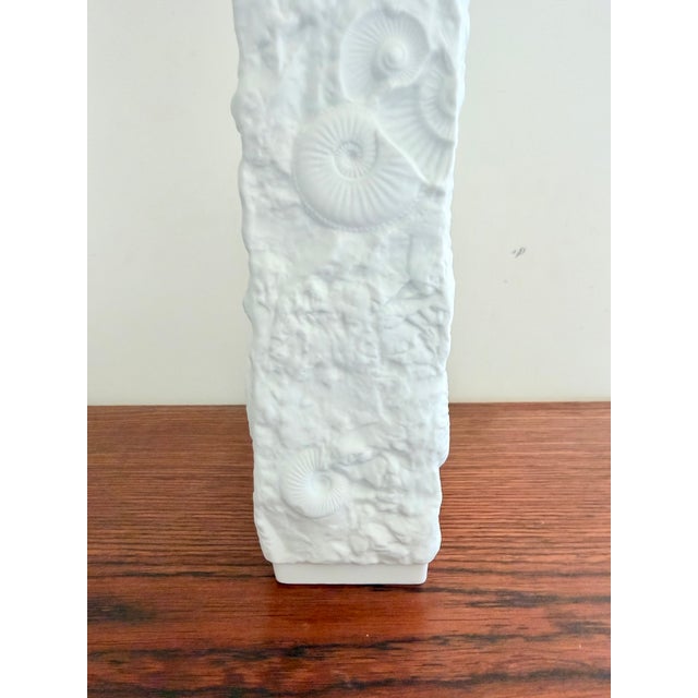 1970s Vintage Vase in West German Biscuit Porcelain from AK Kaiser, 1970s For Sale - Image 5 of 9