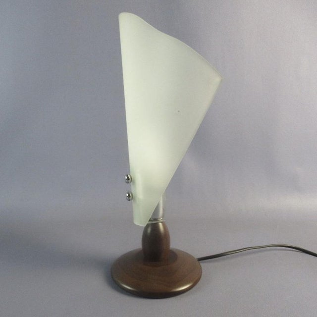 Beautiful vintage table lamp, made of bent satin glass, with wooden base, excellent Italian manufacturing, 2B Light Group...