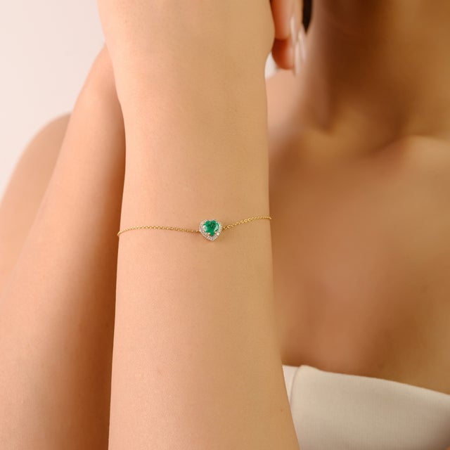 Natural Green Emerald Heart Bracelet With Halo Diamonds in 14k Gold 7 Inch Chain For Sale In New York - Image 6 of 15