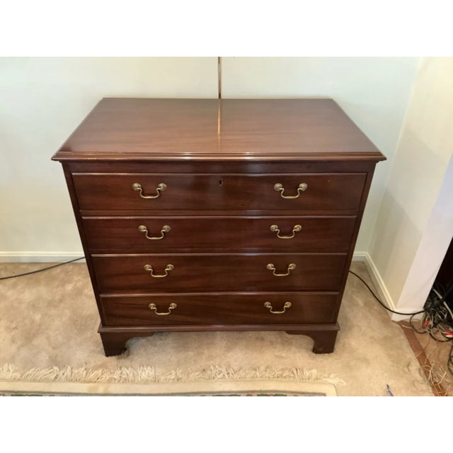 1990s Kittinger Mahogany Four-Drawer Bachelor Chests, Matched Pair For Sale - Image 11 of 16