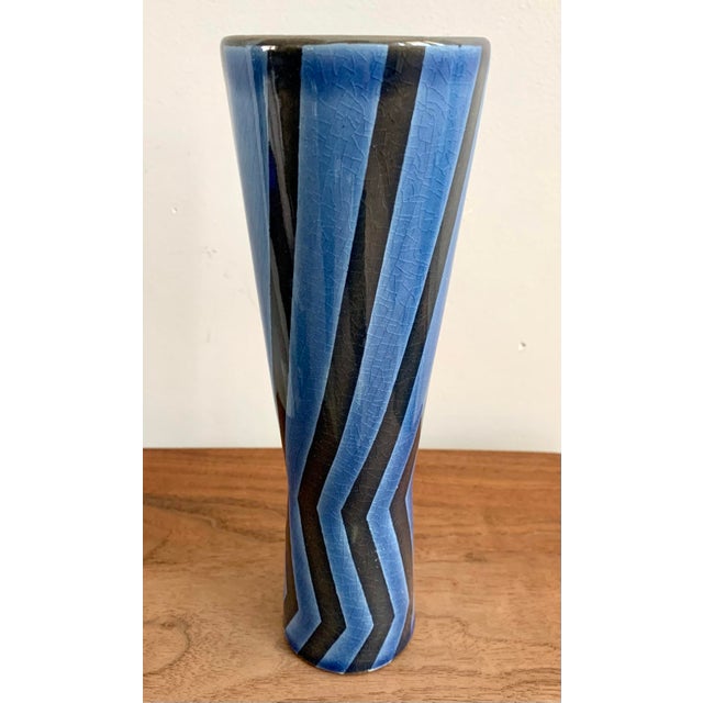 This set of three coordinating blue vases can stand alone empty or holding long-stemmed flowers in them. Daisies, white...