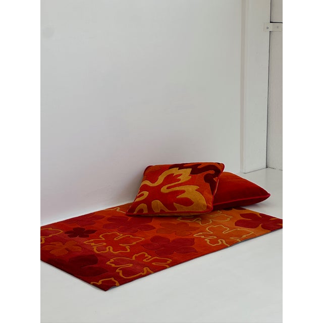 Rug dimensions: 170 x 240 cm. Cushion dimensions: 93 x 93 cm, height 23 cm.