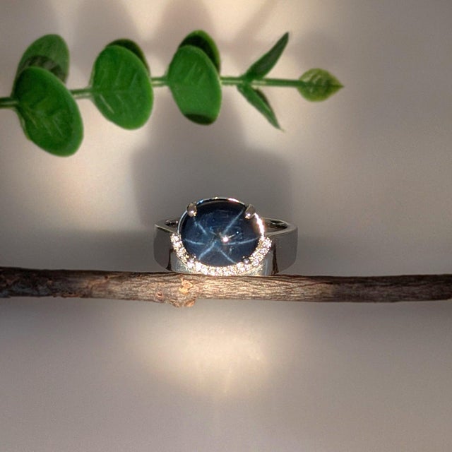 Modern 6.15ct Star Sapphire Cabochon & Diamond Ring in 14k White Gold – Oval 11×9mm, Size 6.75 For Sale - Image 3 of 5