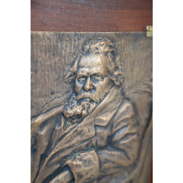 Work of art, including support. Measures H34.5 x W34.5 x D4 / Kg5