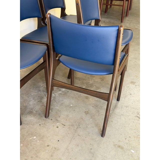 Set of 5 in Style of Johannes Andersen Danish Teak Dining Chairs – Mid Century Modern Sculptural Side Chairs For Sale - Image 10 of 10