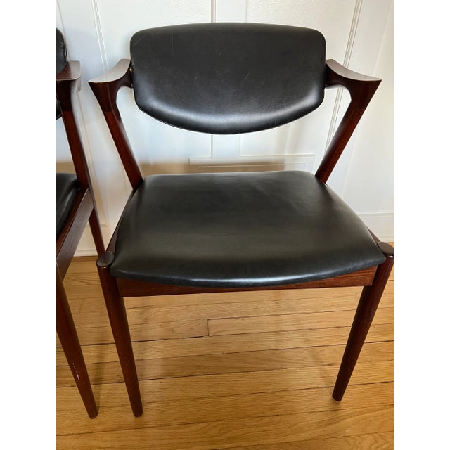 Kai Kristiansen 1960s Kai Kristiansen Model 42 Black Leather & Rosewood Chairs, Pair For Sale - Image 4 of 12