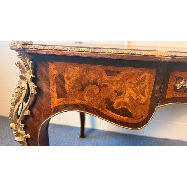 1940s Louis XV Style Inlaid Writing Desk With Ormolu Mounts & Marquetry Top (French Style Bureau Plat) For Sale - Image 14 of 18