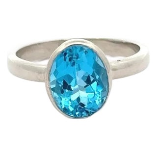 9x7 Mm Oval Cut Blue Topaz Silver Solitaire Ring by Carat&her - Size 8 For Sale