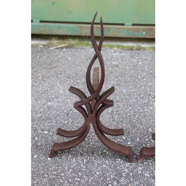 Raymond SUBES Pair of andirons, "Flame" model, in wrought iron with a curved side base and log rest bar in good condition