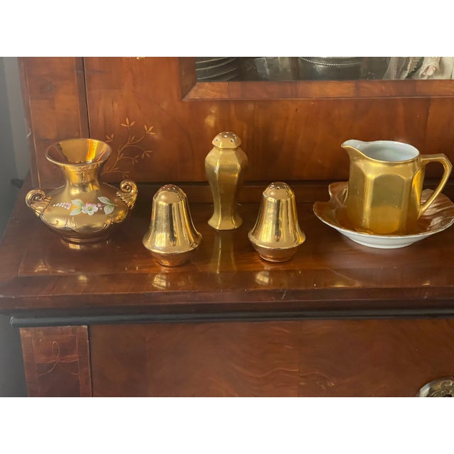 1910s 1910s 4 Gold Porcelain Antique Salt Pepper Shakers and Creamer - 6pcs For Sale - Image 5 of 11