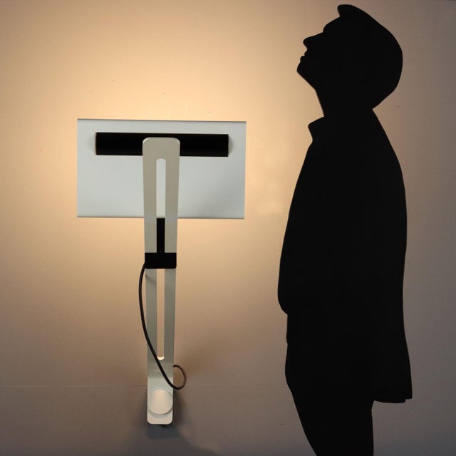 Lampada da parete o soffitto realizzata in metallo laccato bianco con diffusore a luce riflessa a posizione regolabile....