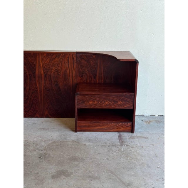 1960s Danish Mid-Century Modern Rosewood King Headboard With Integrated Nightstands by Arne Wahl For Sale - Image 10 of 11