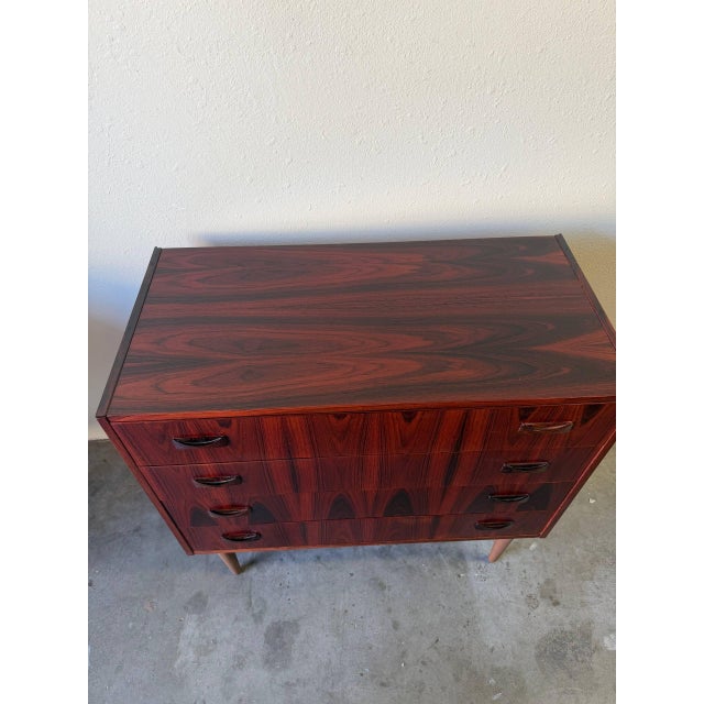 1960s Mid Century Danish Rosewood Chest of Drawers – Vintage Scandinavian 4 Drawer Dresser 1960s For Sale - Image 5 of 10