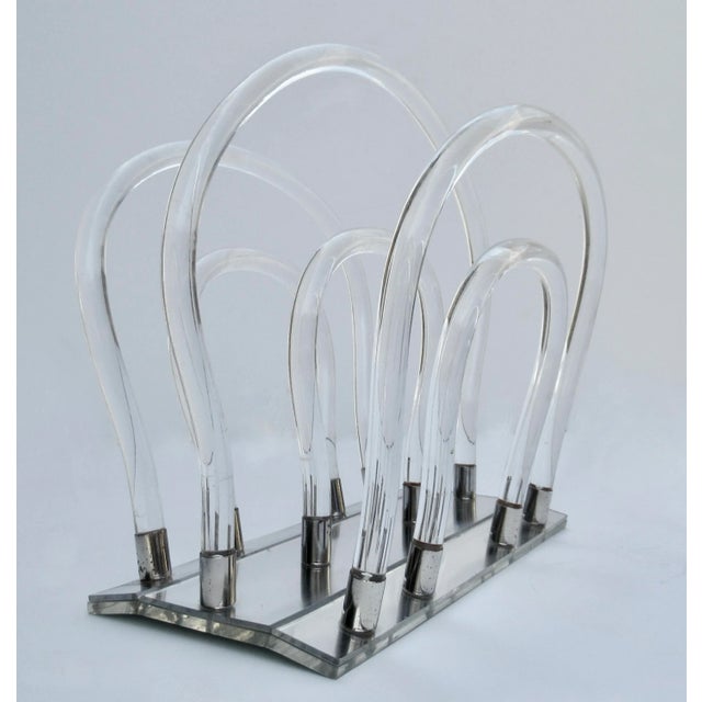 Dorothy Thorpe Vintage C.1960's Mid-Century Dorothy Thorpe Tubular Lucite & Chrome Magazine Rack For Sale - Image 4 of 12
