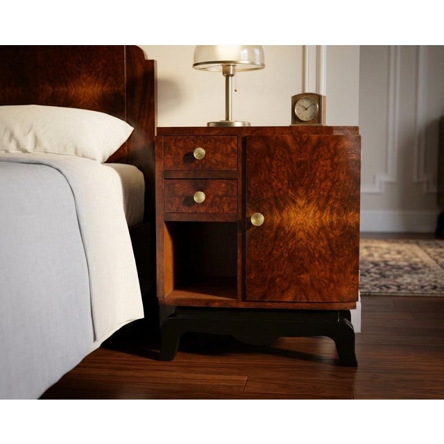French Art Deco Bedside Cabinets in Figured Walnut, 1930s, Set of 2 For Sale - Image 4 of 16