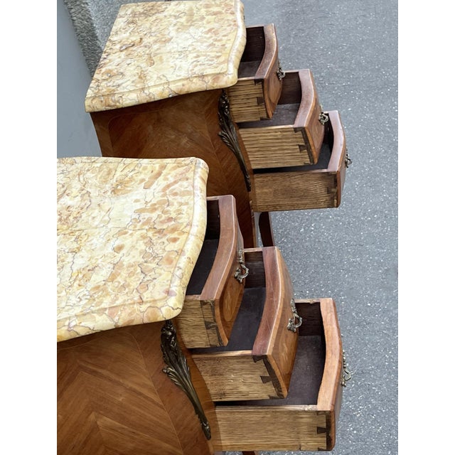 French 1920s Pair of French Louis XV Style Rosewood Side Tables Nightstands For Sale - Image 3 of 9