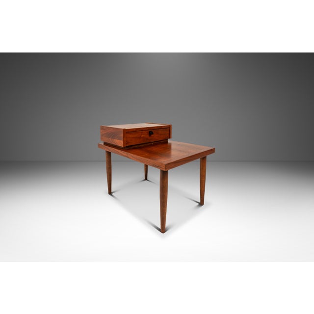 Brown Set of Two (2) Mid-Century Modern "Step" End Tables in Walnut W/ Storage Drawers by American of Martinsville, Usa, C. 1960s For Sale - Image 8 of 18