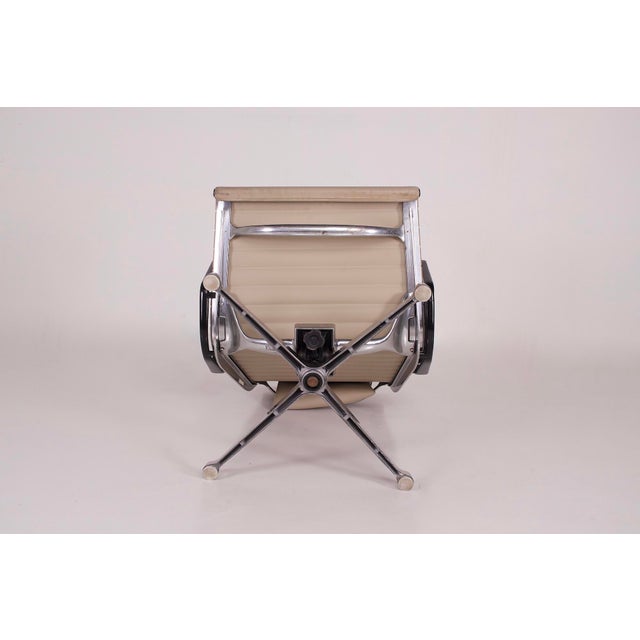 EA 124 Aluminum Swivel Armchair by Charles & Ray Eames Herman Miller, 1980s For Sale - Image 10 of 15