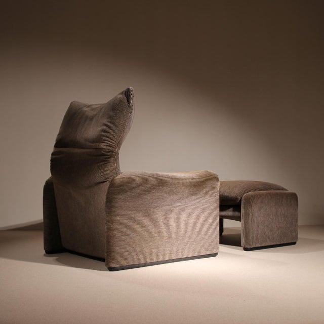 Iconic Maralunga lounge chair with a matching ottoman, designed by Vico Magistretti for Cassina. According to the previous...