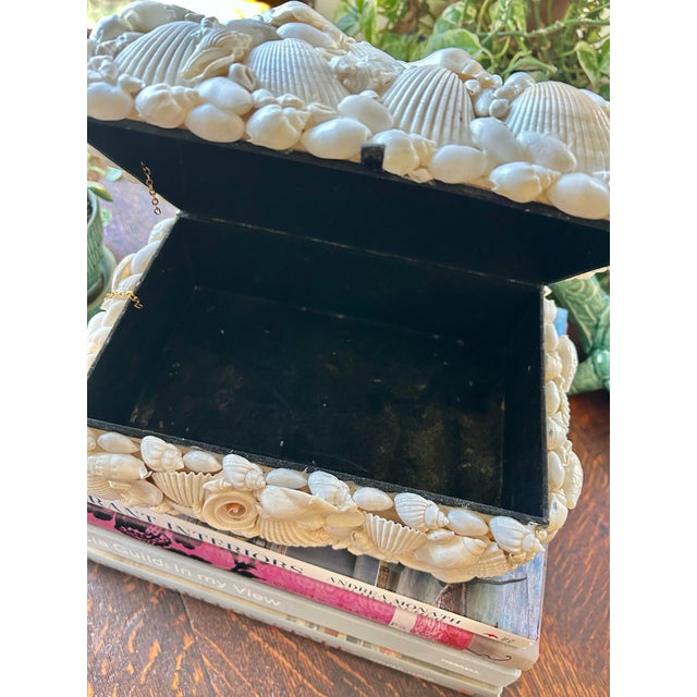 Wood Late 20th Century Coastal or Palm Beach Sailors Valentine White Shell Encrusted Box For Sale - Image 7 of 8