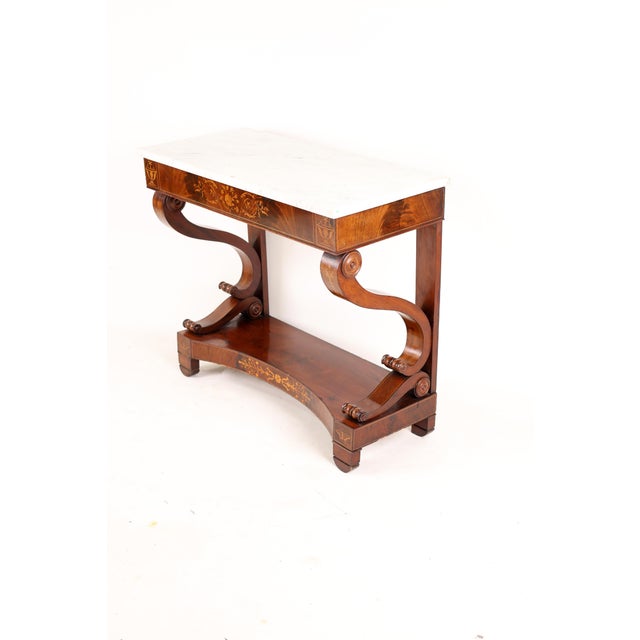 Impressive, elegant console table veneered in mahogany, with a beautiful frame, featuring suggested drawer fronts and gilt...