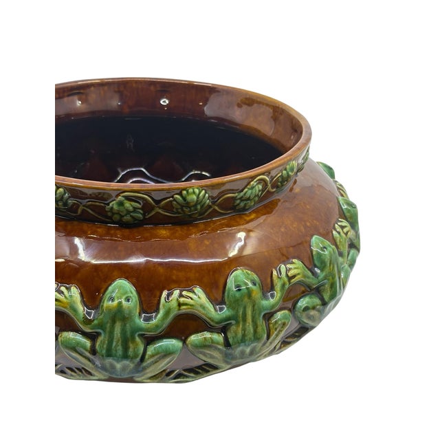 Bordallo Pinheiro Bordallo Pinheiro Jardinière Bowl With Frogs & Artichoke Leaf Border For Sale - Image 4 of 10