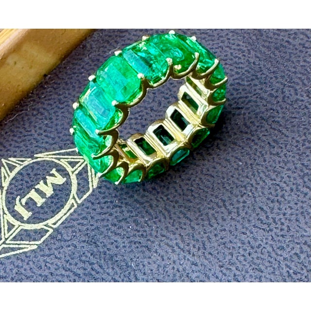 2000 - 2009 Natural 12 Ct High Quality Zambian Emerald Cut Emerald Eternity Band/ Ring 14 KG For Sale - Image 5 of 18