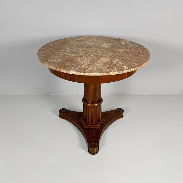 Italian Charles X style wood and pink marble round dining table, 1930s Dining table with a round top in breccia pernice...