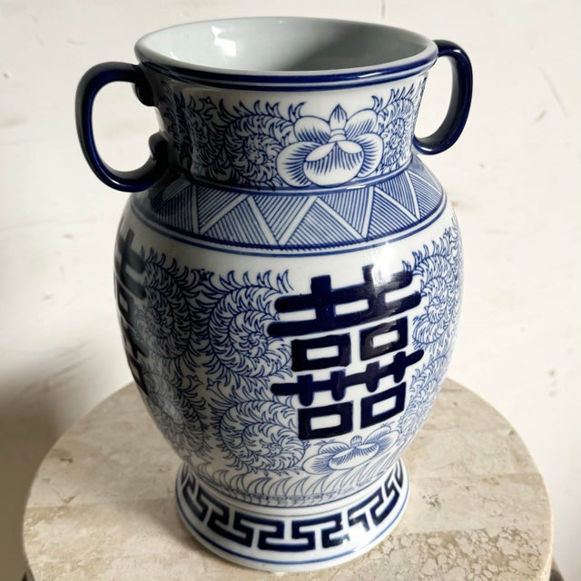 Chinese Qing Dynasty Style Blue and White Vase For Sale - Image 4 of 6