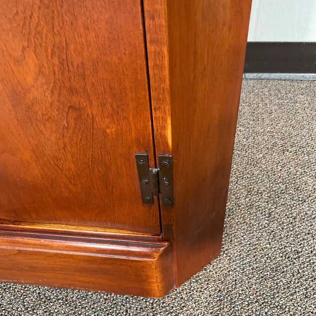 Cushman of Vermont Mid 20th Century Cushman Colonial Corner Cabinet For Sale - Image 4 of 13