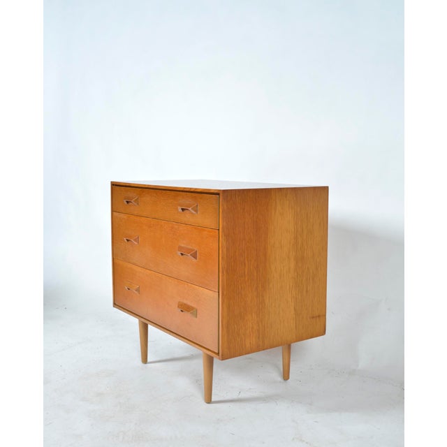 Mid-Century Modern Concorde Range Chest of Drawers in Oak and Beech by John & Sylvia Reid for Stag, 1960s For Sale - Image 3 of 18